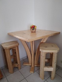Table de bar ''mange debout'' avec tabourets en épicéa massif