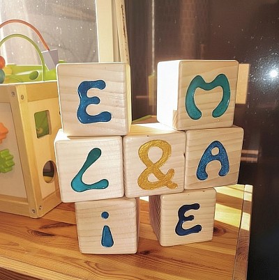 Cubes en bois avec lettres